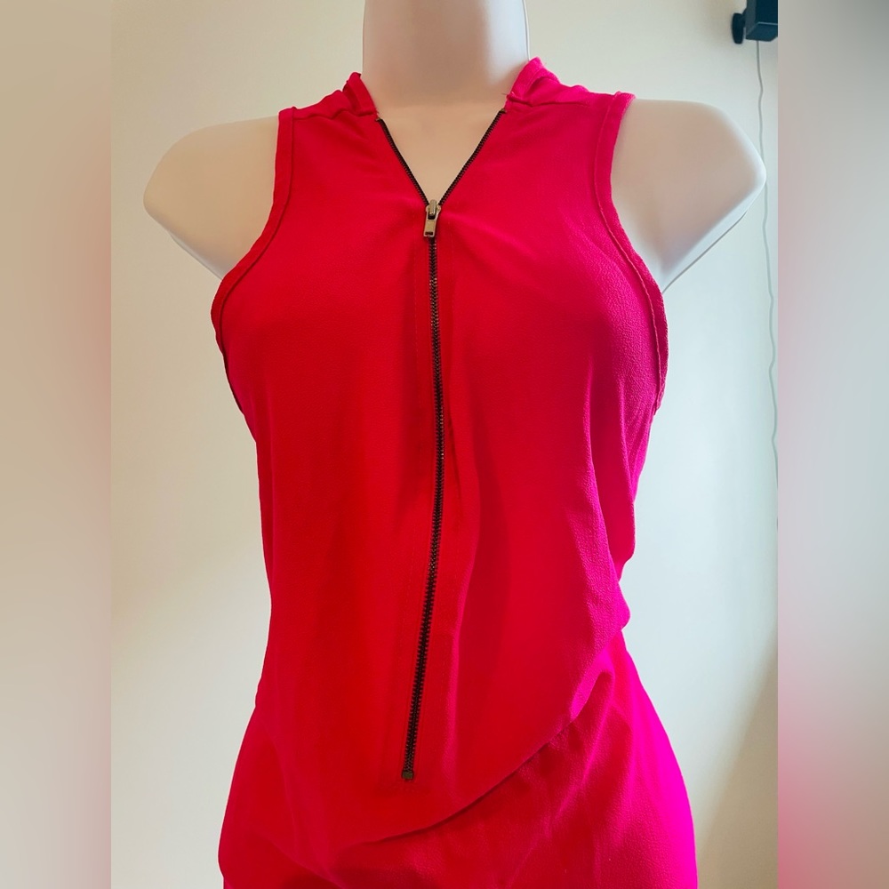 Beautiful hot pink sleeveless blouse ! With zipper on the the front !
